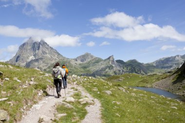 iki uzun yürüyüşe çıkan kimse MIDI d'Ossau önünde ve Ayous göller, Pyrenees, Fransa