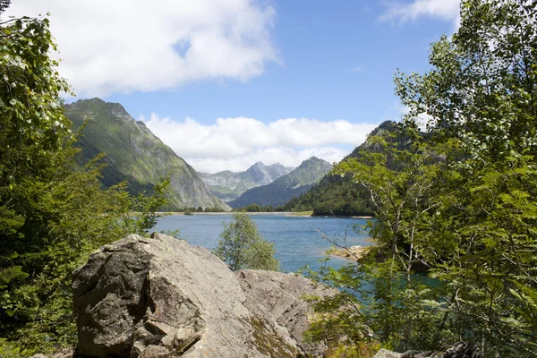 Taşlar ve bir göl arasında dağlar Ayous göller, Pyrenees, Fransa