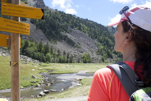 Excursionista comprobando la dirección en el cartel durante la excursión — Foto de Stock