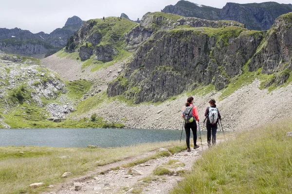 İki kız Ayous göller Pyrenees, Fransa'da hiking — Stok fotoğraf