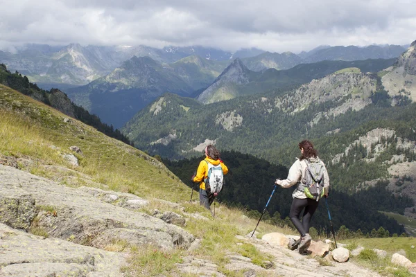 Dağlarda Pyrenees, Fransa bir gezi aşağı gidiş dağcıların — Stok fotoğraf