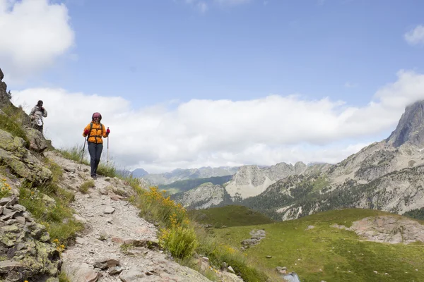 Dos montañistas haciendo senderismo en lo alto de una montaña en los Pirineos, Francia — Foto de Stock