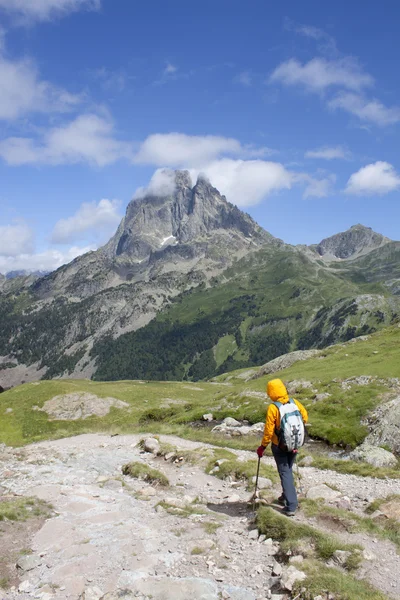 Meisje, wandelen met de piek van de Midi-d'Ossau achter in Frankrijk — Stockfoto