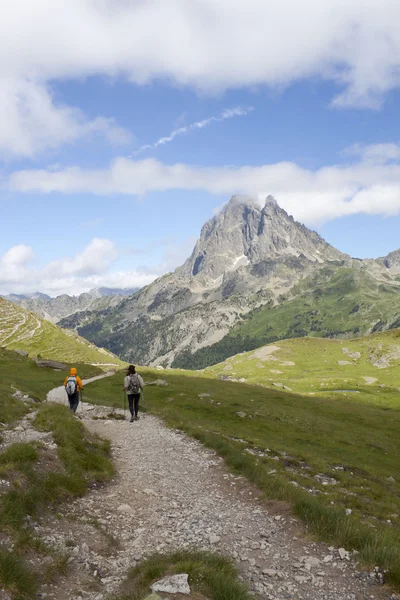 Dos chicas haciendo senderismo con el pico Midi d 'Ossau detrás Imágenes De Stock Sin Royalties Gratis