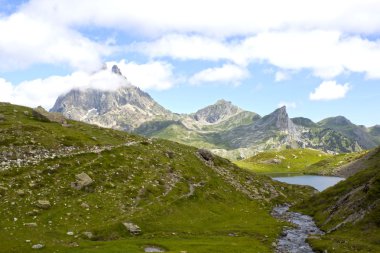 MIDI d'Ossau tepe arkasında başka bir dağ ve göl Ayous göller, Fransa