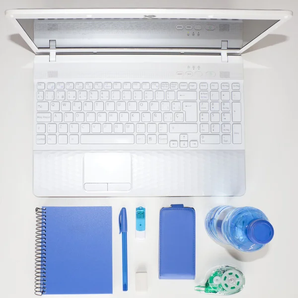 Ноутбук и синие вещи для использования в офисе — стоковое фото