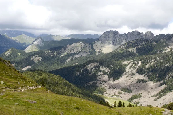 Gebergte en een vallei in de Pyreneeën, Frankrijk — Stockfoto