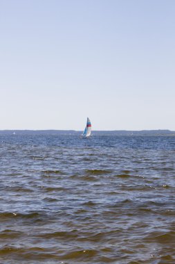 Yaz aylarında göl ortasında yelkenli tekne