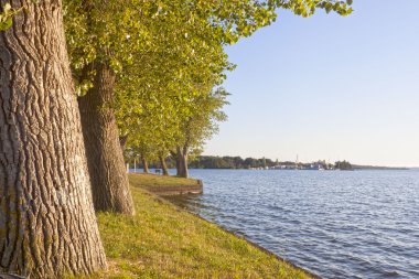 Landes, Fransa bir gölde balıkçılık platformu önünde park