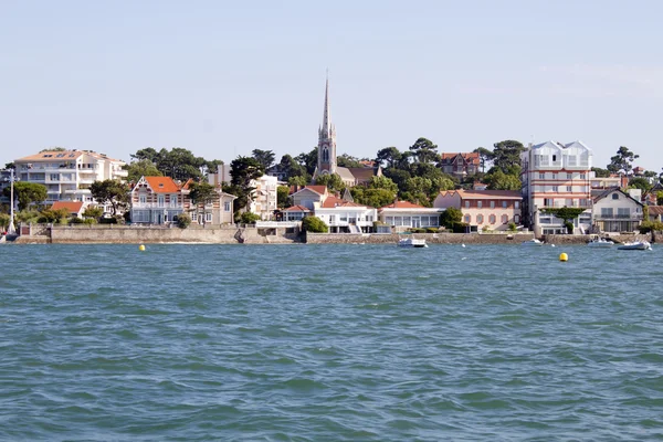 Arcachon-tengerpart a hajóról, látva a Notre Dame basilique, Franciaország — Stock Fotó