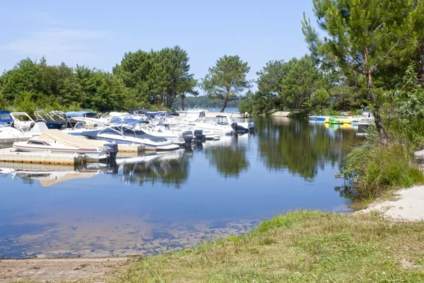 Лодки в озере с отражением их летом — стоковое фото