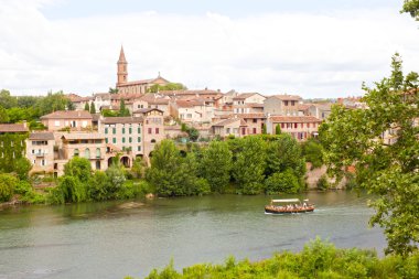 Tarn Nehri'nin Albi arkasında, Fransa manzarasında yelken tekne