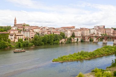 Albi, Fransa'nın bir manzaralı Tarn Nehri'nde tekne