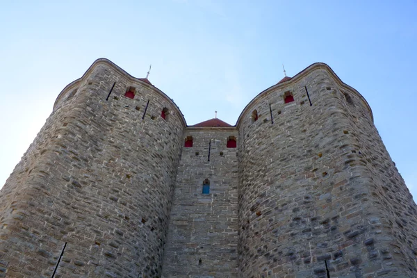 หอคอยฝาแฝดในวันที่แดดร้อนใน Carcassonne, ประเทศฝรั่งเศส — ภาพถ่ายสต็อก