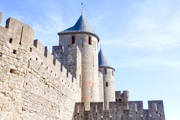 Carcassonne stad med dess torn och väggar i Frankrike — Stockfoto