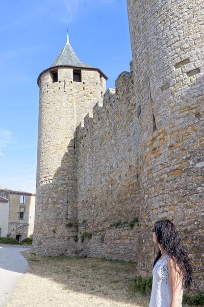 프랑스에서 타워의 카 르 카 손 시 보는 관광 소녀 — 스톡 사진
