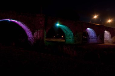 Carcassonne, Fransa eski köprü renkli ışıklar