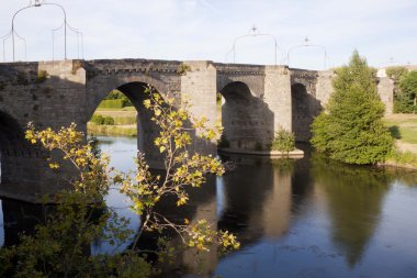 Eski bir köprü ve onun yansıması Carcassonne, Fransa