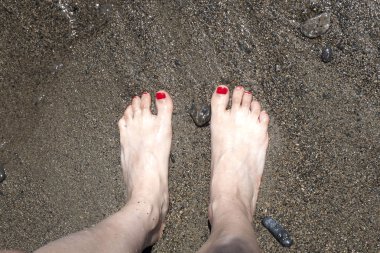 yalınayak ayakları kuma Lake çivi ile