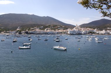 Beyaz evler, İspanya ile Cadaques sahil tekneler