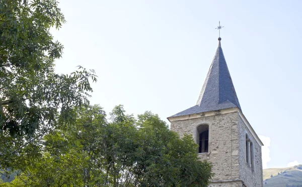 Iglesia de Saint Jacques en Saint Lary cerca de un árbol, Francia — Foto de Stock