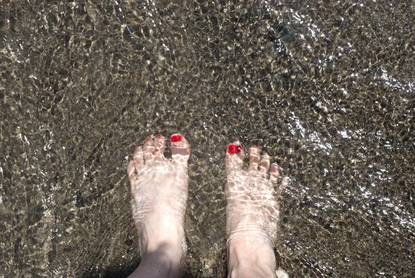 Barfuß mit Wasser im Sand bedeckt — Stockfoto