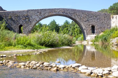 Lagrasse ve nehrin yansıması Vieux Bridge'de