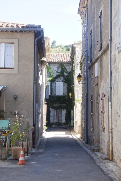 Smal gata med hus med murgröna i Lagrasse, Frankrike — Stockfoto