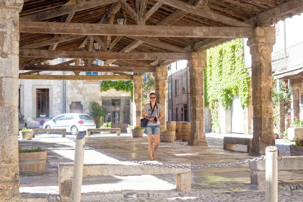 Lagrasse, Fransa bir sundurma altında onu kamera ile yürüme fotoğrafçı