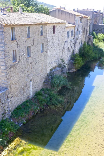 Hus i Lagrasse nära floden, Frankrike — Stockfoto