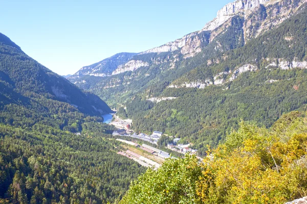 Vista sulla stazione di Canfranc e sulla valle dei Pirenei, Spagna — Foto Stock