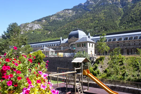 Estação ferroviária em Canfranc, em frente a um parque infantil, Espanha — Fotografia de Stock