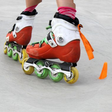 Balıkgözü kız koniler ile buz pateni yaparken dönüm