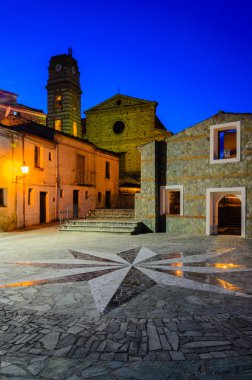 Pusula bir İtalyan piazza gül