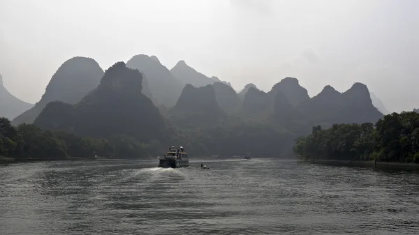 Karstik dağlar Li Nehri