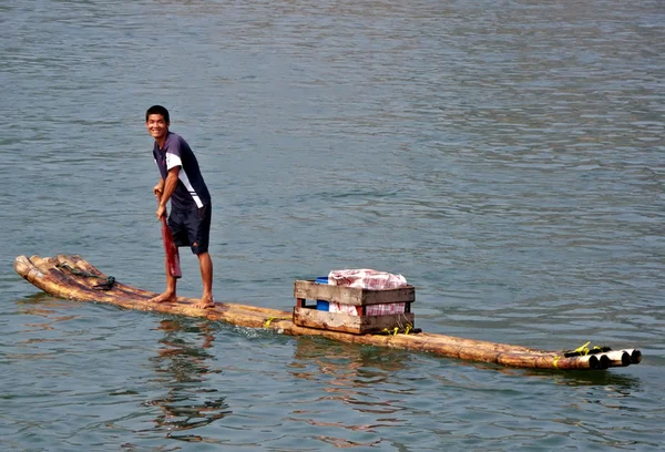 Tropikal meyve satıcı Li Nehri üzerinde