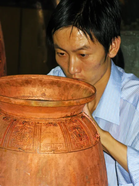 Emaye işi fabrika işçisi.