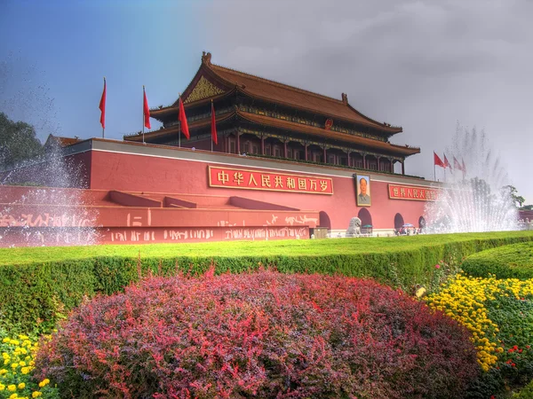 Hedges ve Yasak Şehir'in girişinde çiçekler