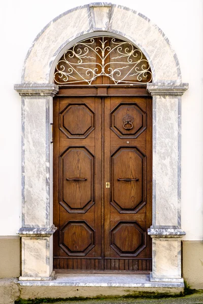 Kahverengi ahşap kapı