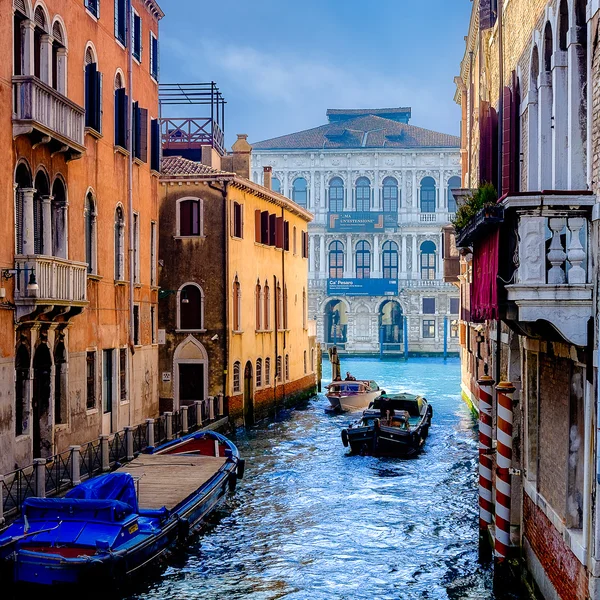 Tekneler ile tipik Venedik kanalına