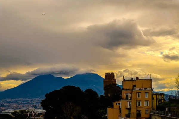 Vesuvius yukarıda sarı bulutlu gökyüzü