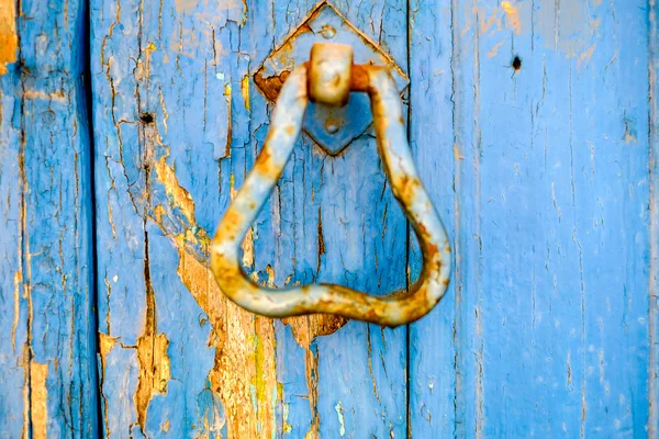 Rusty Knocke eski bir kapı