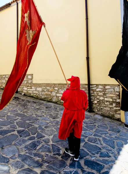 Kırmızı bayrak ile kırmızı kukuletalı adam