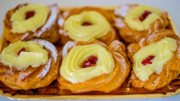 Zeppole: otantik geleneksel Napoliten hamur işleri