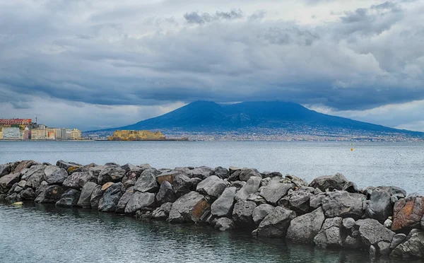 Castel dell 'ovo, cidade de Nápoles e Vesúvio — Fotografia de Stock