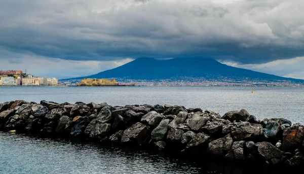 Castel dell 'ovo, cidade de Nápoles e Vesúvio — Fotografia de Stock