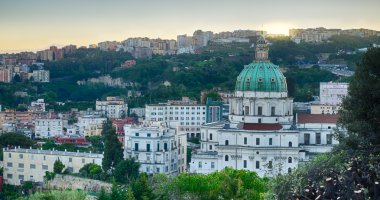 Naples, St taklit kilisede Buon Consiglio Sunrise.
