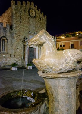 Bir Taormina Meydanı'nda at çeşme