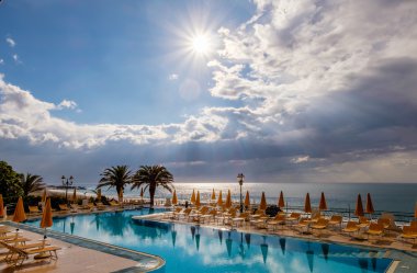 Havuzu ve bulutlu bir günde Akdeniz'de