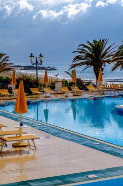 Havuzu ve yağmurlu bir gün Akdeniz'de